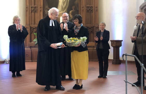 Großer, anerkennender Applaus für das Pastorenpaar – Martin und Rita Buschhaus – im Rahmen des Verabschiedungsgottesdienstes in der Christuskirche zu Werdohl (Foto: Kannenberg)