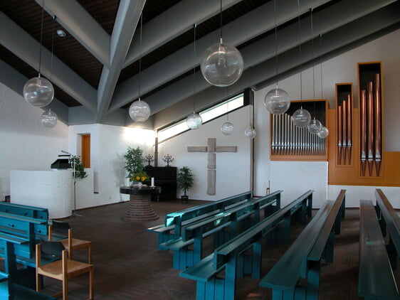 Eine Innenansicht der Friedenskirche in Attendorn-Petersburg. Aufgrund der schwierigen Gesamtsituation der Evangelischen Kirchengemeinde Attendorn-Lennestadt soll die Kirche, wie auch die Gnadenkapelle und die Emmaus-Kirche, abgegeben werden (Foto: Ernst)