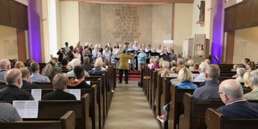 Festgottesdienst in der Johanniskirche Eiringhausen. Die Predigt von Superintendent Arnold Mudogo (mittleres Bild, rechts) wurde von Pastor Edson Lugemeleza übersetzt.