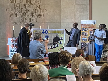 Geschenke gehören zum Jubiläum - beide Superintendenten halten das Gastgeschenk aus Missenye.