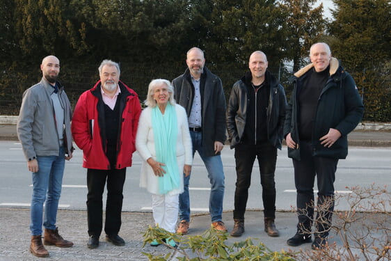Der Vorstand der Evangelischen Allianz Lüdenscheid um die Vorsitzende Irmtraut Huneke informierte sich bei Christoph Weiland (rechts) und Ernest Okon (links) über den Wiederaufbau der bei einem Brand zerstörten Jugendfreizeitstätte Audrey’s (Foto: Görlitzer)