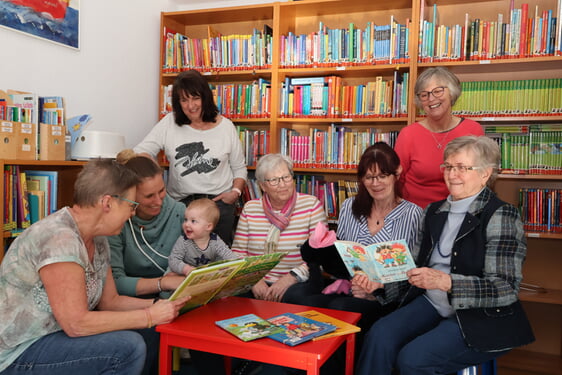 Das Angebot der Gemeindebücherei der Ev. Kirchengemeinde Plettenberg ist breit aufgestellt und bei Jung und Alt sehr beliebt (Foto: Damschen)