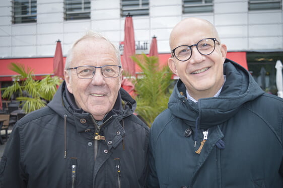 Der ehemalige Superintendent gemeinsam mit MdL Ralf Schwarzkopf bei der Dankesfeier zum 3. Oktober 2024 auf dem Lüdenscheider Rathausplatz (Foto: Kannenberg)