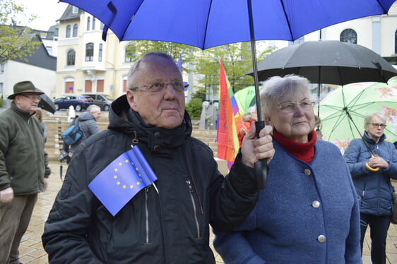 Klaus Majoress nimmt weiterhin an vielen Veranstaltungen im Kirchenkreis teil, wie hier bei einer Veranstaltung zur Europawahl im Rosengarten in Lüdenscheid (Foto: Kannenberg)