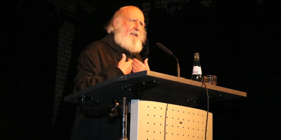 Pater Anselm Grün referierte im Evangelischen Gymnasium Meinerzhagen über die Chancen, die im Wandel liegen. (Foto: Görlitzer)