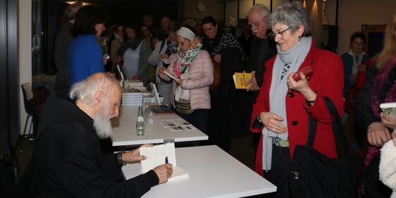 Im Anschluss an den Vortrag nutzten viele der rund 300 Zuhörer die Gelegenheit, im Foyer der Schule Bücher zu erwerben und signieren zu lassen. (Foto: Görlitzer)
