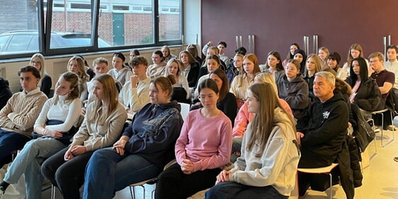 Schülerinnen und Schüler der Religionskurse des Abiturjahrgangs hatten vor dem Vortrag die Gelegenheit zu einem persönlichen Gespräch mit Pater Anselm Grün. (Foto: Görlitzer)