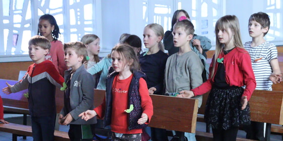 Lieder mit Bewegung waren fester Bestandteil des bunten, attraktiven Programms. (Foto: Jakob Salzmann)