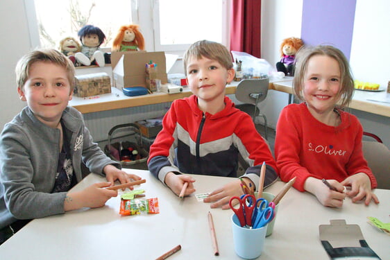 Passend zur Bibliothek bastelten die Kinder einen Bücherwurm. (Foto: Jakob Salzmann)