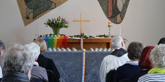 Der in den Farben des Regenbogens geschmückte Altar. (Foto: Damschen)