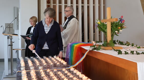 Für jeden Verstorbenen wurde eine Kerze entzündet. (Foto: Damschen)