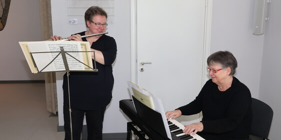 Für die musikalische Begleitung des Gottesdienstes sorgten Arnhild Keseberg und Anja Rittner (v.l.). (Foto: Damschen)