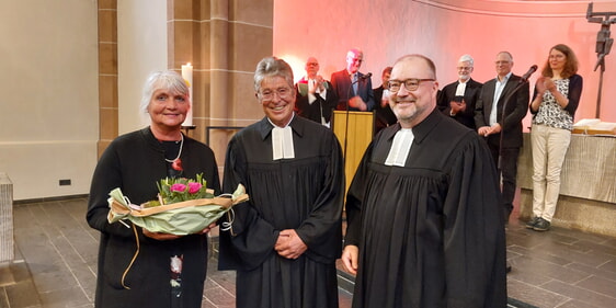 Unser Bild zeigt (von links) Susanne Bäumer, Pfarrer Volker Bäumer und Superintendent Dr. Christof Grote, der zuvor die Blumen an Frau Bäumer überreichte. (Foto: Lüttecke)