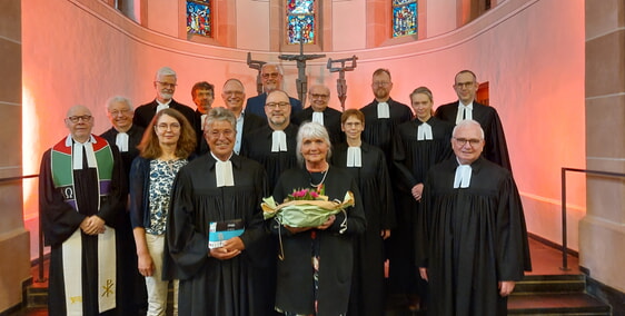 Unsere Bild zeigt im Vordergrund Susanne und Volker Bäumer. Um sie herum die Segensboten. (Foto: Lüttecke)