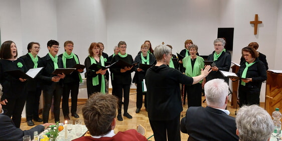 Der Maumker Frauenchor „Cantare“ 2000 sang im Gemeindezentrum zu Ehren von Pfarrer Volker Bäumer. (Foto: Lüttecke)
