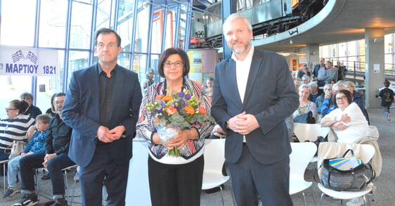 Als Zeichen der Verbundenheit überreichte Dr. Eckhard Trox Evangelia Kasdanastassi einen Blumenstrauß. Foto: Wolfgang Teipel