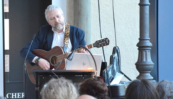 Bürgermeister Sebastian Wagemeyer griff zur Gitarre und steuerte zwei Songs zur Veranstaltung bei. Foto: Wolfgang Teipel