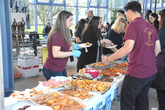 Die Gäste versorgten sich an einem üppigen Buffet mit griechischen Spezialitäten. Foto: Wolfgang Teipel