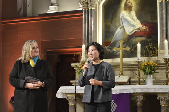 Zu den Beginn des ersten Abends stellte Ute Leitner (l.) die Referentin Professorin Mihamm Kim-Rauchholz mit einem Interview vor (Foto: Kannenberg)