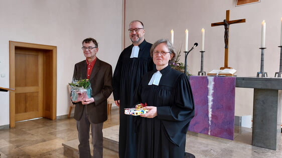 Superintendent Dr. Christof Grote (Mitte)bei der Entpflichtung von Pfarrerin Cornelia Mülller, hier mit ihren Mann Rüdiger (Foto: Lüttecke)