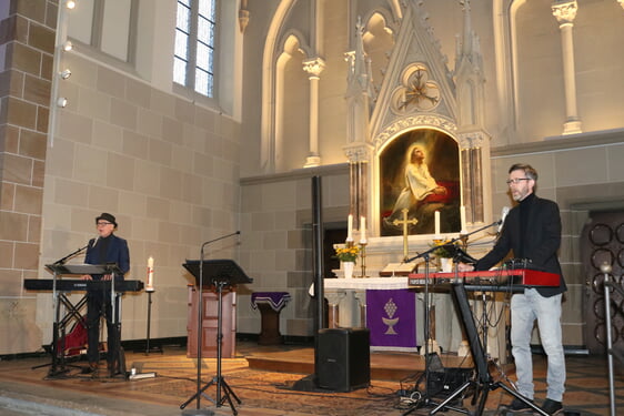 Siegfried (links) und Oliver Fietz gestalteten den Monatsschussgottesdienst in der Lüdenscheider Christuskirche mit Liedern zu Texten von Dietrich Bonhoeffer (Foto: Görlitzer)