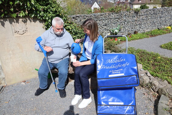 ‚GemeindeSchwester‘ Claudia Enders im Gespräch mit Wim Nagel. Dazu eine Tasse Kaffee und das auf dem Plettenberger Friedhof am Hirtenböhl. Das ist das erfolgreiche Konzept des Friedhofcafés (Foto: Damschen)