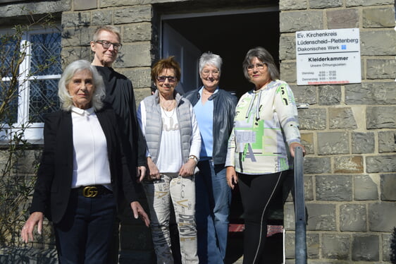 Das Team der Kleiderkammer (v.l.n.r.): Frau Meyer, Frau Dr. Brucke-Broer, Frau Zimmermann, Frau Rentrop und Frau Jurkuhn. Zum Team gehört zudem Frau Kuschel – hier nicht auf dem Bild (Foto: Kannenberg)