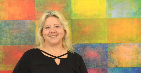 Zum Abschluss ihrer 37-jährigen Dienstzeit in der Suchtberatungsstelle Lüdenscheid des Diakonischen Werkes drehte Sonja Middendorf noch einmal eine Runde durch alle Räume (Foto: Teipel)