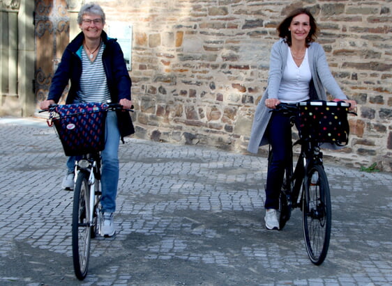Gemeindeschwestern in der frühen Zeit und GemeindeSchwester heute. Sabine Hollweg (links) und Claudia Enders sind in dieser wichtigen Funktion in der Evangelischen Kirchengemeinde Plettenberg aktiv (Foto: Damschen)