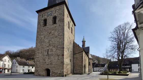 Neben der Christuskirche in Plettenberg (hier im Bild) gibt es auch in Qingdao/China eine Christuskirche. Beide Kirchen haben ein Uhrwerk von J.F. Weule (Foto: Damschen)