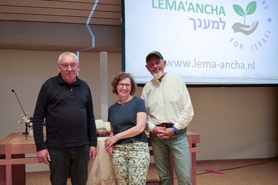 Redner Wiljo Beerens (rechts) mit Rainer Kopatz, dem 1. Vorsitzender des Presbyteriums und Rosi Dicke von ‚Freunde Israels Lüdenscheid‘ (Foto: Kannenberg)