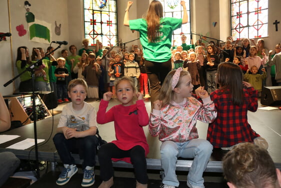 Nach ihren Gesangssolos setzten sich die Kinder bis zum Ende des Liedes an den Rand der Bühne und sangen mit dem Chor weiter mit (Foto: Görlitzer)