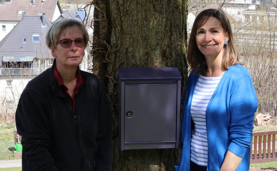 Kirsten Himmelmann und GemeindeSchwester Claudia Enders (r.) haben auf dem evangelischen Teil des Hirtenböhl-Friedhofes einen Briefkasten für ‚Himmelspost‘ eingerichtet (Foto: Damschen)