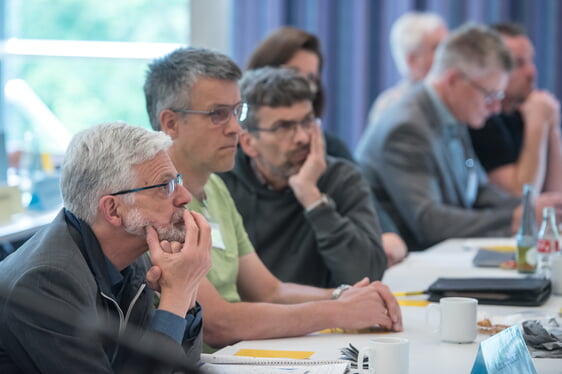 Der Kirchenkreis und seine Gemeinden stehen vor herausfordernden Zeiten. Die Gesichter der Synodalen zeigen dies deutlich. Die neue Finanzsatzung kann zwar nicht für verbesserte Mittel sorgen, soll aber deutlich die Abstimmungen miteinander vereinfachen und optimieren (Foto: Büdenbender)