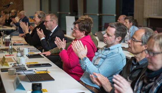 Für den Vortrag von Fundraiser Matthias Kleine, in dem er auch zukünftige Ideen und Pläne präsentierte, spendeten die Synodalen großer Beifall (Foto: Büdenbender)