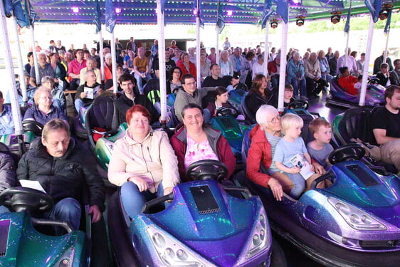 Rund 200 Gläubige folgten der Einladung zum überkonfessionellen Gottesdienst am Autoscooter (Foto: Salzmann)