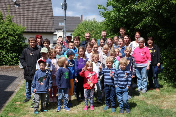 26 Kinder, altersgerecht in 4 Gruppen aufgeteilt, erlebten den Kinderbibeltag in Ohle. Ein engagiertes Team an Betreuern machte die gelungene Aktion möglich (Foto: Damschen)