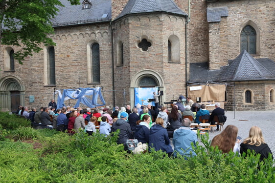 Die Ev. Kirchengemeinde Plettenberg hatte zu einem besonderen Open-Air-Gottesdienst mit dem Titel ‚Himmel und Erde‘ vor die Christuskirche eingeladen (Foto: Damschen)