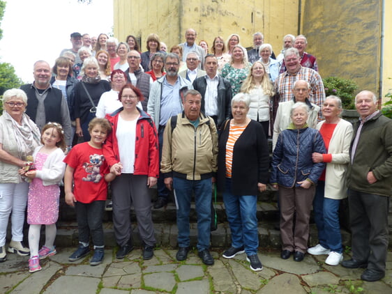 Gern gesehene Gäste aus der Partnergemeinde Fahrland und ihre Gastgeber aus der Evangelischen Kirchengemeinde in Rönsahl trafen sich am Sonntagmorgen nach dem Gottesdienst zum Erinnerungsfoto auf der Kirchentreppe (Foto: Crummenerl)