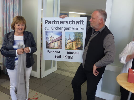 Mehrere Grußworte erinnerten an die nunmehr bereits seit mehr als drei Jahrzehnten bestehende Partnerschaft zwischen den Kirchengemeinden in Fahrland ( Brandenburg) und Rönsahl. Zudem überreichte Rita Kattwinkel, Vorsitzende des Rönsahler Fördervereins „Die Kirche im Dorf lassen“ein symbolträchtiges Bild mit den Kirchen der beiden Gemeinden an Gästepfarrer Christoph Dielmann (Foto: Crummenerl)