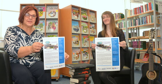 Evangelia Kasdanastassi und Büchereileiterin Katharina Bode laden zum Trommelworkshop ein. - Foto: Wolfgang Teipel