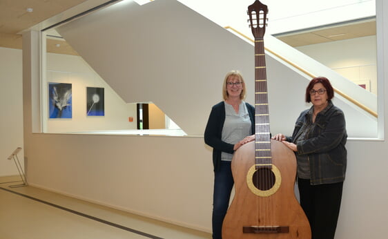 Katja Fernholz-Bernecker und Evangelia Kasdanastassi laden zum Konzert am 28. Juni ein. Foto: Wolfgang Teipel