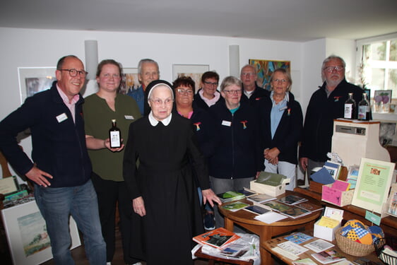Im kleinen Klosterladen freuen sich Ehrenamtliche, Mitarbeiter und Bewohner, unter anderem Schwester Josefa Schütze, die letzte Attendorner Ursulinenschwester, über das eigene Angebot (Foto: Lüttecke)