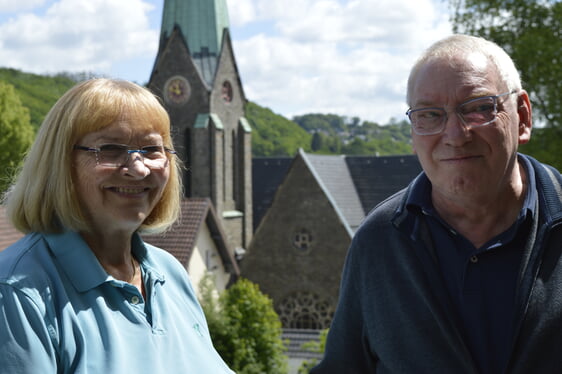 Rainer Kopatz (1. Vorsitzender des Presbyteriums) und Heidemarie Pickard (langjähriges Gemeindemitglied, Steuerberaterin und in mehreren Bereichen der Stadt ehrenamtlich engagiert) wehren sich vehement gegen alternative Pläne, die auf einen Abriss der Kirche hinauslaufen könnten (Foto: Kannenberg)