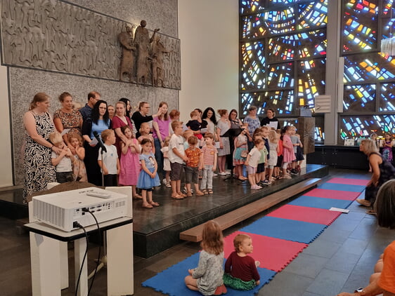 Die Kinder der beiden Kitas der Kirchengemeinde wirkten im Gottesdienst mit, mit dem das Sommerfest eröffnet wurde (Foto: EJKG)