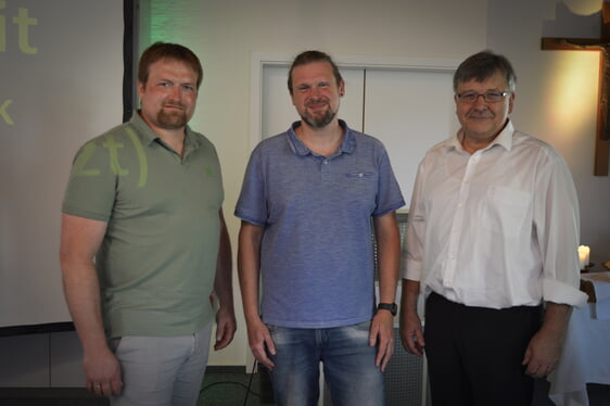 Johannes Seidel (l.). - Leiter des Kinder- und Jugendreferats des Evangelischen Kirchenkreises Lüdenscheid-Plettenberg - und Uwe Köster (r.) – Finanzkirchmeister der Evangelischen Kirchengemeinde Herscheid, gestalteten die Verabschiedung von Sebastian Prass (Foto: Kannenberg)