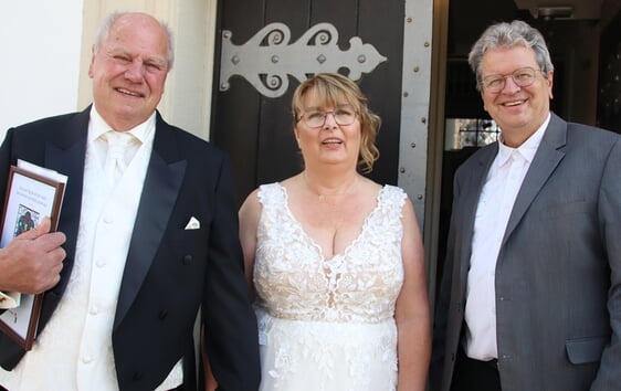 Christiane Petra und Wolfgang Haas feierten in der Evangelischen Nicolai-Kirche ihre Goldene Hochzeit. (Foto: Salzmann)