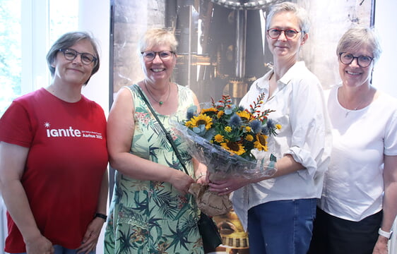 Mit einem Blumenstrau&szlig; bedankten sich Beate Turck und Heike Esken von der Kirchengemeinde bei Jana Eilhardt f&uuml;r ihre Arbeit. Mit im Bild Cathrin Br&uuml;ckmann vom Heimatverein. (Foto: Salzmann)