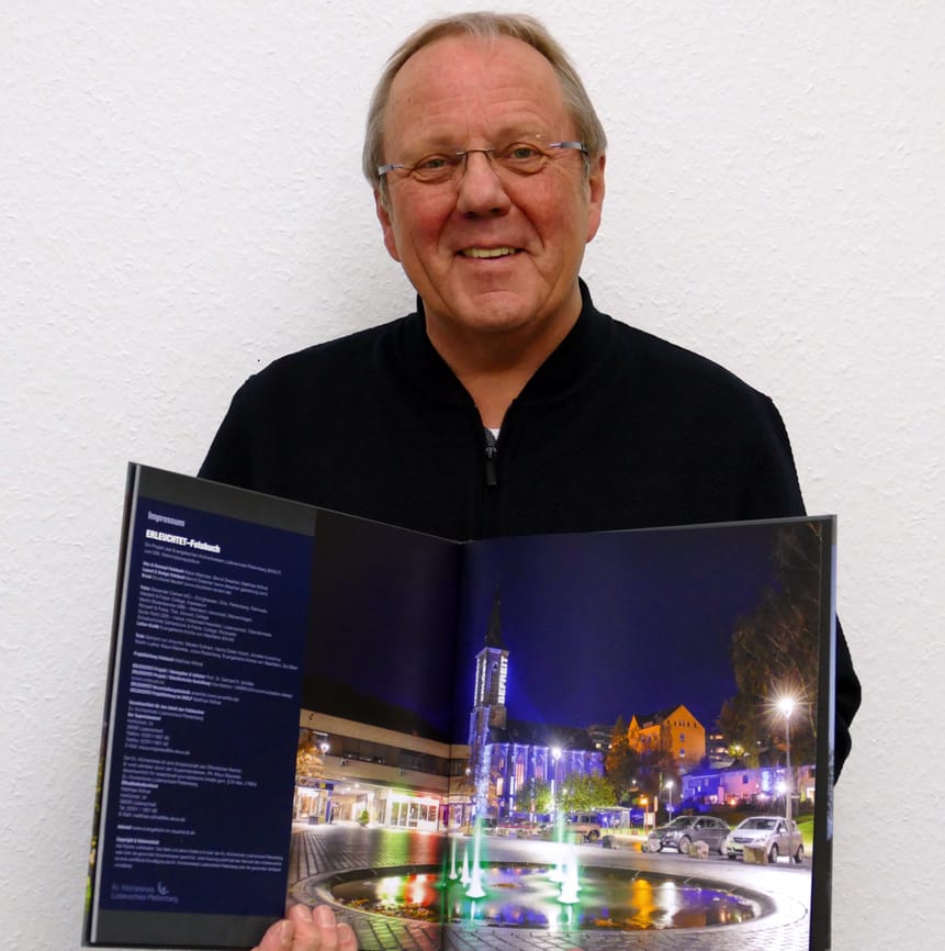 Klaus Majoress, Superintendent des Ev. Kirchenkreises Lüdenscheid-Plettenberg, freut sich über den gelungenen ERLEUCHTET Bildband