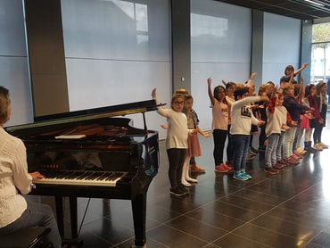 Kinder der Adolph-Kolping-Grundschule tragen ein Lied beim Friedensgebet 2018 vor